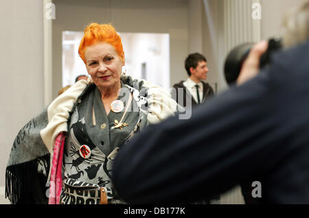 Britsh stilista Vivienne Westwood pone in corrispondenza di una galleria d'arte di Coulture Forum Berlino a Berlino, Germania, 10 novembre 2007. Westwood più tardi ha parlato la sua conferenza su "Resistenza attiva contro la propaganda" che si terrà nel corso di "lezione di Berlino' una stringa di eventi. Foto: GERO BRELOER Foto Stock