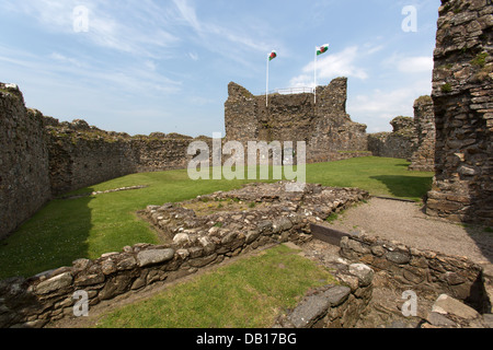 Città di Criccieth, Galles. Vista pittoresca di Criccieth Castle Ward interna con il twin turrito gatehouse in background. Foto Stock