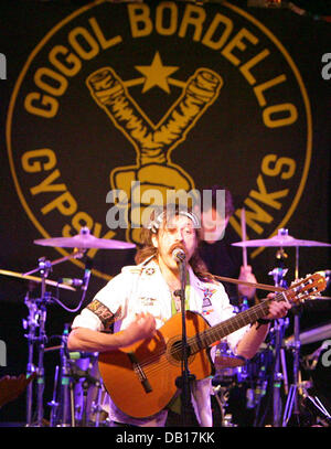 Eugene Hutz, cantante del 'Gipsy Punk' banda "Gogol Bordello' esegue presso la banda della gita inizia in una discoteca in Francoforte sul Meno, Germania, 12 novembre 2007. Foto: Uwe Anspach Foto Stock