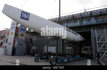 Il nuovo yacht GER 91 della Coppa America team United Internet Team Germany è raffigurato in Valencia, Spagna, 13 novembre 2007. Il direttore sportivo Jochen Schuemann ha presentato il nuovo internazionale di 20 uomini-team per il 33. Coppa America del 2009. Foto: Federico Gambarini Foto Stock