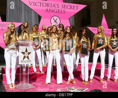 Victoria's Secret supermodel Heidi Klum (L) condivide un sorriso con altri modelli come essi posano per una foto dopo la Hollywood Historic Trust ha presentato il Victoria Secret Angeli con il premio di eccellenza star durante una cerimonia di inaugurazione su Hollywood Boulevard di fronte al Kodak Theatre di Los Angeles, Stati Uniti d'America, 13 novembre 2007. Foto: Hubert Boesl Foto Stock