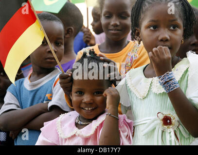 I bambini con stemmi di carta sorriso prima dell'arrivo del Presidente tedesco la moglie Eva Koehler, alla scuola per i bambini disabili nella capitale Nouakchott, Mauritania, 14 novembre 2007. Il capo dello stato tedesco e sua moglie pagare un ufficiale di tre giorni di visita al gli stati dell Africa settentrionale Algeria, Mauritania e Malta. Foto: Wolfgang Kumm Foto Stock