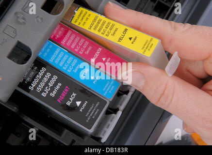 Una persona passa una stampante a getto di inchiostro di cartucce a colori (ciano, magenta, giallo, nero) a Straubing, Germania, 13 novembre 2007. Foto: Armin Weigel Foto Stock