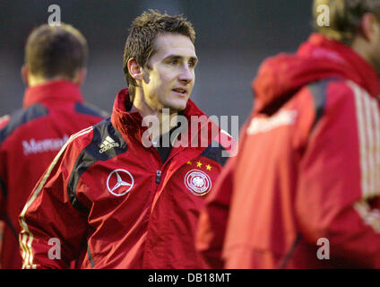 Tedeschi National Soccer team scontrino Miroslav KLOSE (C) Sorrisi durante una sessione di prove libere a Commerzbank-Arena in Francoforte sul Meno, Germania, 19 novembre 2007. Il lato tedesco si prepara per il suo Euro2008 partita di qualificazione contro il Galles, che si svolgerà presso la stessa arena il 21 novembre 2007. Foto: UWE ANSPACH Foto Stock