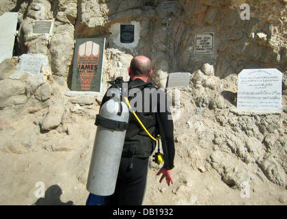 Un tuffatore prende uno sguardo alle lapidi per i subacquei che morì a 'Buco Blu" punto di immersione in Mar Rosso vicino a Dahab, Egitto, 07 novembre 2007. Molti subacquei sono morti in questo luogo nel corso degli anni. Foto: Stephan Jansen Foto Stock