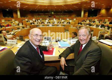 Ex presidente del Consiglio del Reno superiore, Presidente dell'Alsazia Consiglio Regionale Adrien Zeller (L), e il suo nuovo Presidente, Presidente tedesco del Baden-Wuerttemberg parlamentare del paese di Peter Straub (R), sedersi al plenar hall di 'Maison de la Regione Alsazia' a Strasburgo, Francia, 26 novembre 2007. La riunione del Consiglio internazionale si è svolta nell'ambito del suo decimo un Foto Stock