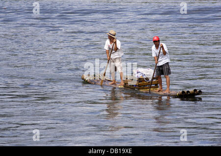 (Dpa) file il file immagine datata 03 luglio 2006 mostra due mercanti su zattera vendere beni ai turisti che prendere un viaggio sul fiume Li da Guilin a Yangshuo, Cina. Foto: Lars Halbauer Foto Stock