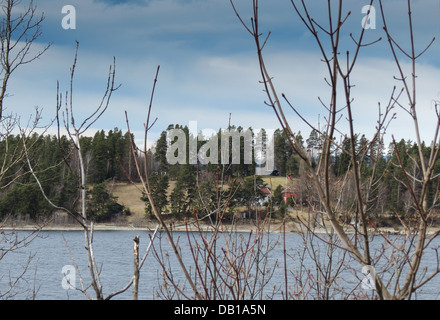 Il memorial guardando oltre l'ISOLA DI UTOYA,NORVEGIA,dove 69 persone sono state uccise da Anders Behring Breivik Foto Stock