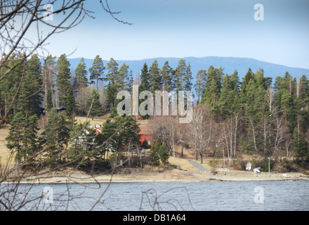 Il memorial guardando oltre l'ISOLA DI UTOYA,NORVEGIA,dove 69 persone sono state uccise da Anders Behring Breivik Foto Stock