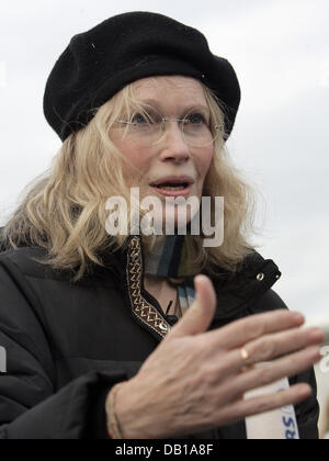 L'attrice americana Mia Farrow parla con i giornalisti dopo la cerimonia della torcia per il Darfur vittime coordinato da varie organizzazioni per i diritti umani ha raggiunto il Memoriale per la assassinato ebrei dell'Europa a Berlino, Germania, 29 novembre 2007. Con la cerimonia simbolica Farrow ha voluto richiamare l attenzione per il ruolo della Cina nella regione in crisi. Foto: PEER GRIMM Foto Stock