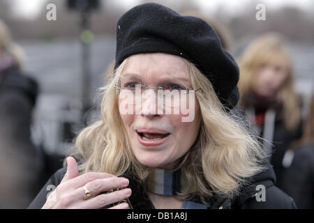 L'attrice americana Mia Farrow parla con i giornalisti dopo la cerimonia della torcia per il Darfur vittime coordinato da varie organizzazioni per i diritti umani ha raggiunto il Memoriale per la assassinato ebrei dell'Europa a Berlino, Germania, 29 novembre 2007. Con la cerimonia simbolica Farrow ha voluto richiamare l attenzione per il ruolo della Cina nella regione in crisi. Foto: PEER GRIMM Foto Stock