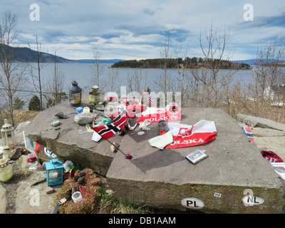 Il memorial guardando oltre l'ISOLA DI UTOYA,NORVEGIA,dove 69 persone sono state uccise da Anders Behring Breivik Foto Stock