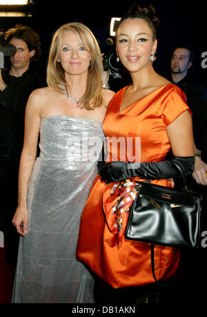 Tedesco icona commerciale Verona Pooth (R) pone con TV-presenter Frauke Ludowig a After-Show-Party a seguito della cinquantanovesima Bambi annuale cerimonia di premiazione che si terrà a Duesseldorf, Germania, 29 novembre 2007. Foto: Jens Kalaene Foto Stock