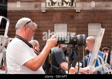 Londra, Regno Unito. 22 Luglio, 2013. Media provenienti da tutto il mondo attendono la nascita reale. Credito: Keith Larby/Alamy Live News Foto Stock