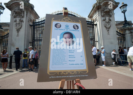 Londra REGNO UNITO. 22 Luglio, 2013. Un cavalletto è posto dal team di trionfi fuori Buckingham Palace per la imminente arrivo del royal baby come la duchessa di Cambridge è ricoverato in ospedale dopo aver corso nel lavoro per dare credito alla nascita: amer ghazzal/Alamy Live News Foto Stock