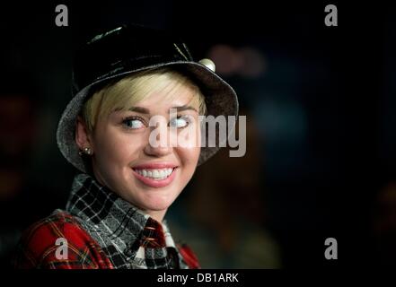 Bad Vilbel, Germania. 22 Luglio, 2013. Noi pop star e un idol teen Miley Cyrus è raffigurato durante una stampa data ad un private radio emittente in Bad Vilbel, Germania, 22 luglio 2013. Lo studio del canale radio è stato circondato da centinaia di fans. Foto: BORIS ROESSLER/dpa/Alamy Live News Foto Stock