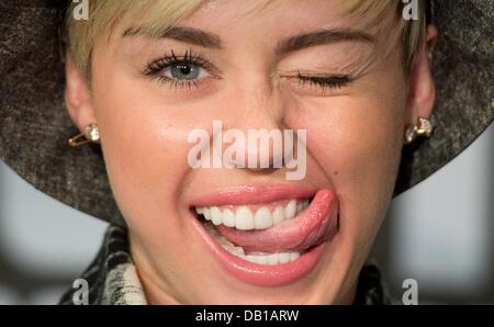 Bad Vilbel, Germania. 22 Luglio, 2013. Noi pop star e un idol teen Miley Cyrus è raffigurato durante una stampa data ad un private radio emittente in Bad Vilbel, Germania, 22 luglio 2013. Lo studio del canale radio è stato circondato da centinaia di fans. Foto: BORIS ROESSLER/dpa/Alamy Live News Foto Stock