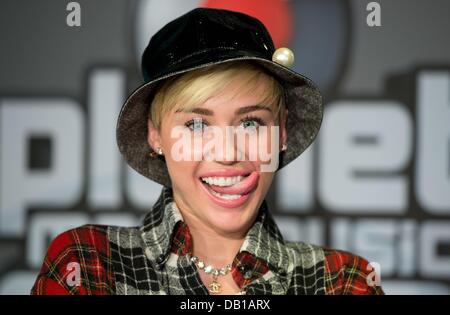 Bad Vilbel, Germania. 22 Luglio, 2013. Noi pop star e un idol teen Miley Cyrus è raffigurato durante una stampa data ad un private radio emittente in Bad Vilbel, Germania, 22 luglio 2013. Lo studio del canale radio è stato circondato da centinaia di fans. Foto: BORIS ROESSLER/dpa/Alamy Live News Foto Stock