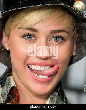 Bad Vilbel, Germania. 22 Luglio, 2013. Noi pop star e un idol teen Miley Cyrus è raffigurato durante una stampa data ad un private radio emittente in Bad Vilbel, Germania, 22 luglio 2013. Lo studio del canale radio è stato circondato da centinaia di fans. Foto: BORIS ROESSLER/dpa/Alamy Live News Foto Stock