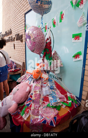 Londra, Regno Unito. 22 Luglio, 2013. La gente in attesa di doni al di fuori del Lindo ala presso il Queen Mary's Hospital Paddington dove il Royal baby è di essere nato di credito: Keith Larby/Alamy Live News Foto Stock