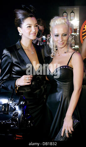 Tedesco icona commerciale Verona Pooth (L) pone con Cora Schumacher (R), moglie di tedesco pilota di Formula Uno Ralf Schumacher, al "Omaggio a Bambi " gala in Duesseldorf, Germania, 28 novembre 2007. Foto: Joerg Carstensen Foto Stock