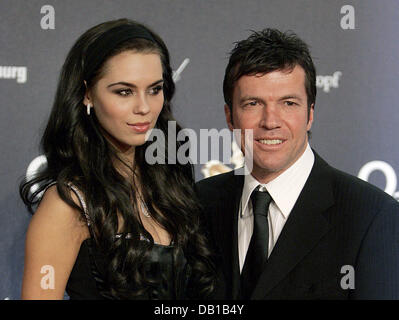 Ex calciatore Lothar Matthaeus e la sua nuova ragazza Kristina Liliana pone sul tappeto rosso come essi arrivano alla 59a Bambi cerimonia di premiazione che si terrà a Duesseldorf, Germania, 29 novembre 2007. Foto: Joerg Carstensen Foto Stock