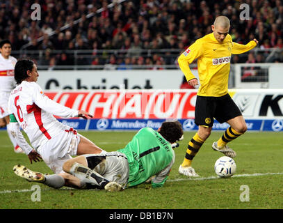 Dortmund Mladen Petric (R) punteggi 1-2 punteggio finale contro Stuttgart, portiere Raphael Schaefer (C) e Fernando Meira durante la partita della Bundesliga VfB Stuttgart vs Borussia Dortmund a Gottlieb-Daimler-stadium di Stoccarda, Germania, 01 dicembre 2007. Foto: BERND WEISSBROD (ATTENZIONE: periodo di bloccaggio! Il DFL permette l'ulteriore utilizzazione delle immagini nella IPTV, mobile s Foto Stock