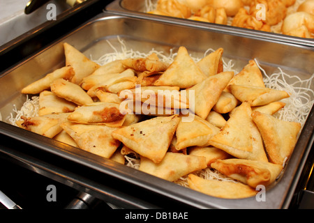 L'indiano samosa su un stile ndian Foto Stock