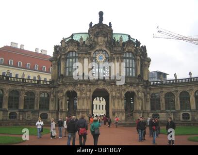 I turisti sono raffigurate nella parte anteriore del jingle padiglione presso il Palazzo Zwinger a Dresda, Germania, 27 ottobre 2007. Foto: Beate Schleep Foto Stock