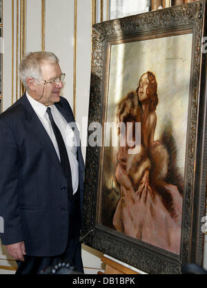 Massimiliano Beran presenta un dipinto da Hugo von Habermann dal 1921 raffigurante la sua nonna Irene Beran al Neuen Palais (galleria d'arte) a Potsdam, Germania, 04 dicembre 2007. Sessantasei anni dopo che era stato rubato dalla Nationalsocialists la Fondazione dei Castelli e dei Giardini Prussiani Berlin-Brandenburg (SPSG) ha restituito il dipinto a Massimiliano Beran, basata nel Regno Unito erede del modulo Foto Stock