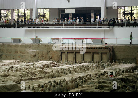 (Dpa) file il file immagine datata 01 luglio 2006 mostra i turisti che visitano il famoso Esercito di Terracotta di Xian, Cina. Foto: Lars Halbauer Foto Stock