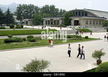 (Dpa) file il file immagine datata 01 luglio 2007 offre una vista su una delle sale che presenta il famoso Esercito di Terracotta di Xian, Cina. Foto: Lars Halbauer Foto Stock