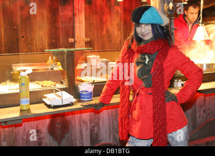 Attrice cinese Bai Ling pone al mercato di natale di 'Santa Pauli' ad Amburgo, Germania, 04 dicembre 2007. Foto: Sebastian Widmann Foto Stock