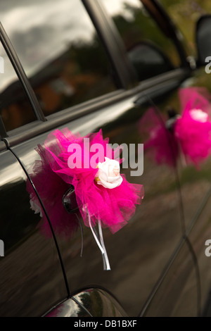 Auto nozze decorata con fiori e nastri Foto Stock