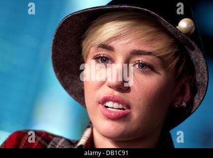 Bad Vilbel, Germania. 22 Luglio, 2013. Noi pop star e un idol teen Miley Cyrus è raffigurato durante una stampa data ad un private radio emittente in Bad Vilbel, Germania, 22 luglio 2013. Lo studio del canale radio è stato circondato da centinaia di fans. Foto: BORIS ROESSLER/dpa/Alamy Live News Foto Stock
