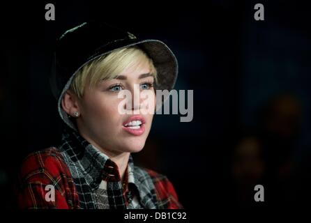 Bad Vilbel, Germania. 22 Luglio, 2013. Noi pop star e un idol teen Miley Cyrus è raffigurato durante una stampa data ad un private radio emittente in Bad Vilbel, Germania, 22 luglio 2013. Lo studio del canale radio è stato circondato da centinaia di fans. Foto: BORIS ROESSLER/dpa/Alamy Live News Foto Stock