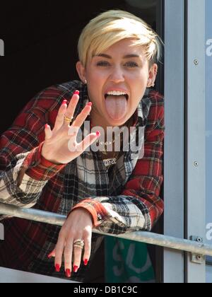 Bad Vilbel, Germania. 22 Luglio, 2013. Noi pop star e un idol teen Miley Cyrus arriva a un privato emittente radio per un colloquio e onde da una finestra in Bad Vilbel, Germania, 22 luglio 2013. Lo studio del canale radio è stato circondato da centinaia di fans. Foto: BORIS ROESSLER/dpa/Alamy Live News Foto Stock