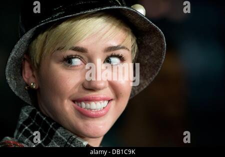 Bad Vilbel, Germania. 22 Luglio, 2013. Noi pop star e un idol teen Miley Cyrus è raffigurato durante una stampa data ad un privato canale radio in Bad Vilbel, Germania, 22 luglio 2013. Lo studio del canale radio è stato circondato da centinaia di fans. Foto: BORIS ROESSLER/dpa/Alamy Live News Foto Stock