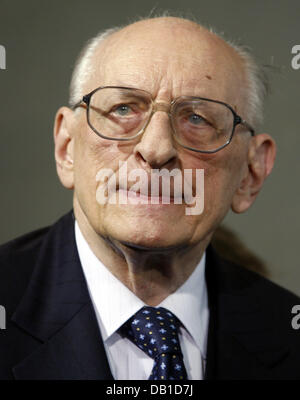 Ex ministro polacco degli Affari Esteri Bartoszewski è raffigurato presso la cancelleria federale a Berlino, Germania, 11 dicembre 2007. Foto: WOLFGANG KUMM Foto Stock