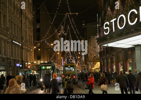 La foto mostra la scena di strada di fronte Finlandia il più grande grande magazzino Stockmann con decorazione di Natale a Helsinki in Finlandia, 5 dicembre 2007. Foto: Uwe Zucchi Foto Stock