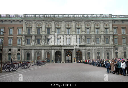 Coda turistica all'ingresso del palazzo reale Kungliga Slottet a Stoccolma, Svezia, 08 dicembre 2007. Il Royal Palace di Stoccolma nonché il centro storico di Gamla stan si trovano sull'isola Stadsholmen. Foto: Kay Nietfeld Foto Stock