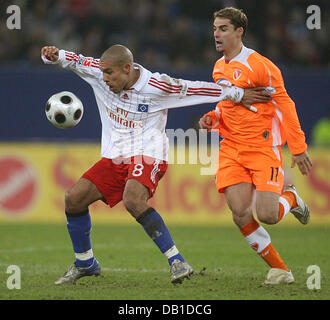 Amburgo olandese di Nigel de Jong (L) il sistema VIES per la palla con Cottbus albanese" Ervin SKELA durante la partita della Bundesliga SV Hamburg vs. Energie Cottbus in Amburgo. La partita legata 0-0. Foto: Sebastian Widmann Foto Stock