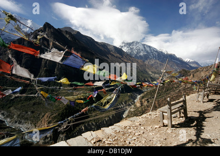 Buddista Tibetana bandiere di preghiera e di montagna di Annapurna, Superiore Pisang trail, circuito di Annapurna, Annapurna Conservation Area, Nepal Foto Stock