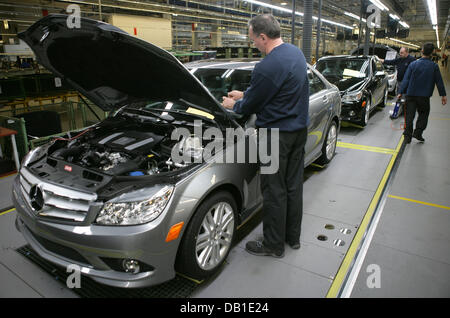 I dipendenti della finitura della nuova classe C produzione preparare una nuova vettura del primo avviamento del motore a una fabbrica di Mercedes-Benz in Bremen, Germania, 14 dicembre 2007. La classe C è realizzato sia nella città di Brema e Sindelfingen, T-modello solo nella città di Brema. La nuova Classe C è stato completare sin dall'introduzione della station wagon (T-modello) al 01 settembre 2007. 360.000 pezzi del T Foto Stock