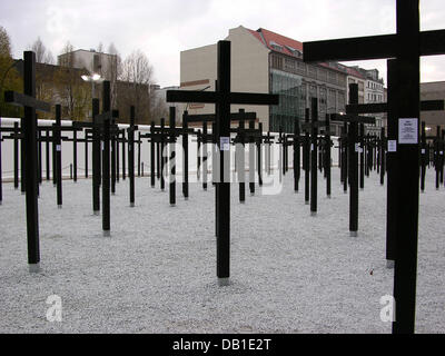 (Dpa) file il file immagine datata 2005 mostra croci di legno in ricordo per le vittime a muro di Berlino vicino al Checkpoint Charlie a Berlino, Germania. Quando la Germania è stata divisa tra il 1949 e il 1990, il sito storico e la scena di tante tragedie era stato il solo punto di transito per i pedoni e del personale delle forze alleate in due berlinese. Foto: Romain Fellens Foto Stock