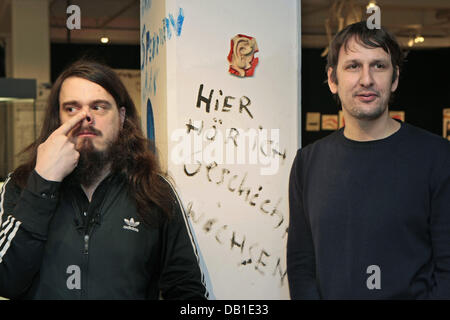 Le due stelle cadenti del tedesco della scena artistica, Daniel Richter (R) e Jonathan Meese, pongono nel corso di una conferenza stampa a Helms-Museum ad Amburgo, Germania, 14 dicembre 2007. Gli artisti presentano insieme per la prima volta, che mostra oltre cento opere all'interno della mostra 'Der archaeologische Schrecken' (la sezione archeologica horror) dal 15 dicembre 2007 al 25 maggio 2008. Foto: ULRICH PE Foto Stock