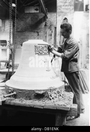 Artigianato, fondatore della campana, la "falsa campana", lavorando sulla fusione di stampo, fonderia di campana Joseph Pfundner, Vienna, anni trenta, Additional-Rights-Clearences-Not Available Foto Stock