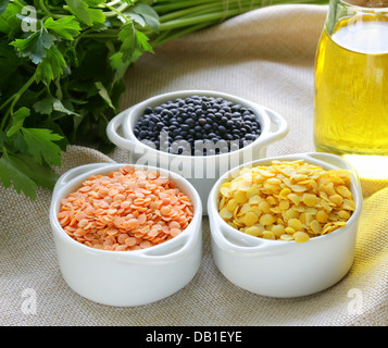 Diversi tipi di lenticchie - rosso, giallo e nero Foto Stock