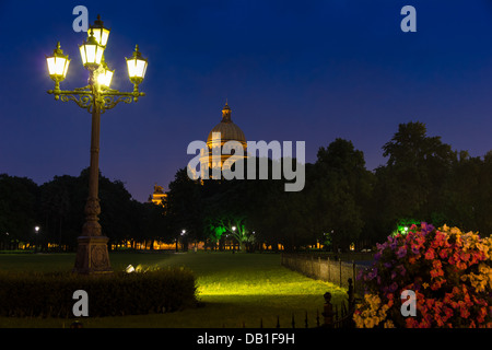 San Isaac sono illuminati sotto la pioggia, San Pietroburgo, Russia Foto Stock