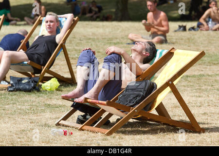 Londra, Regno Unito. 22 Luglio, 2013. Pubblico di sedersi sulle sedie a sdraio in Green Park di Londra. Credito: amer ghazzal/Alamy Live News Foto Stock